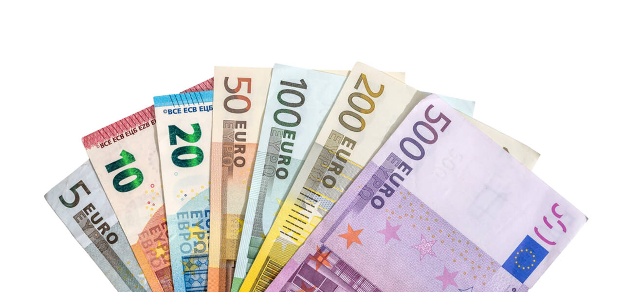 EUR/USD is trading lower before ECB